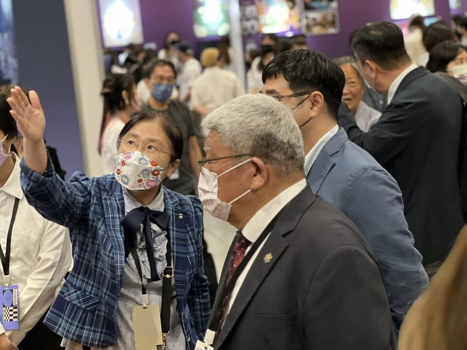 本校多動系邱迺懿主任(左)與黃基正董事長圖片