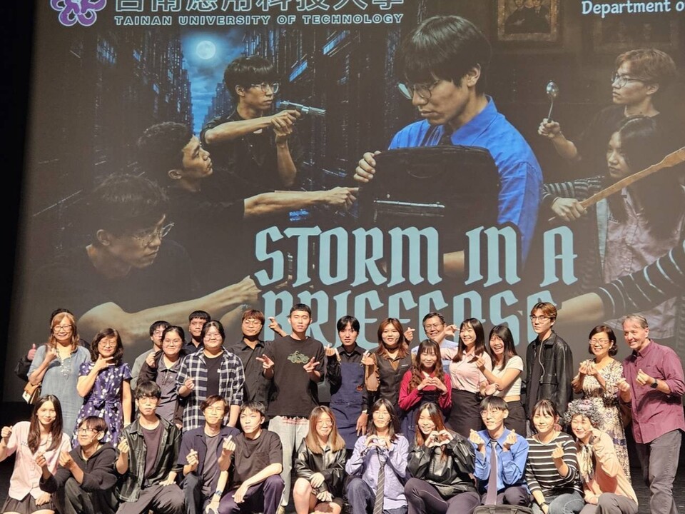 ｜115年｜【主軸HC】應用英語系- STORM IN A BRIEFCASE圖片