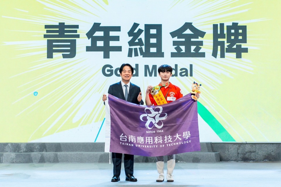 服裝創作組金牌林哲宇同學圖片