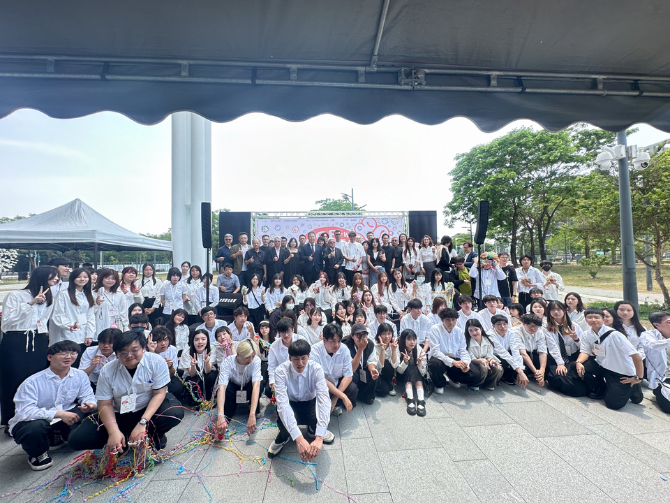 董事長、貴賓與同學大合照圖片