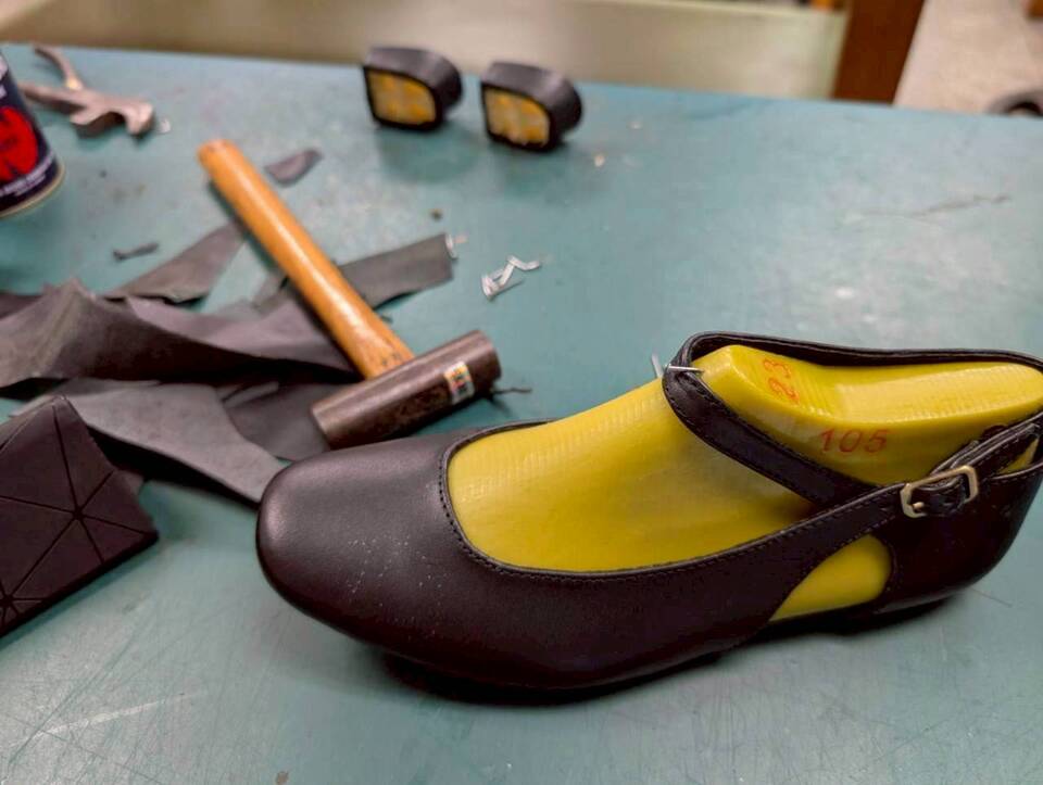 學生製做女鞋以鞋楦定型圖片