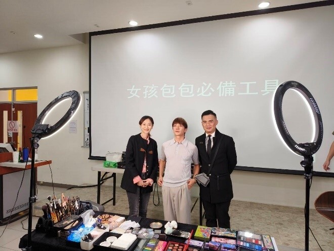 主任系上彩妝老師與講師合影圖片