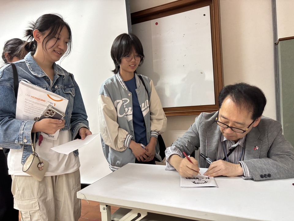 小幡老師幫學生親筆簽名圖片