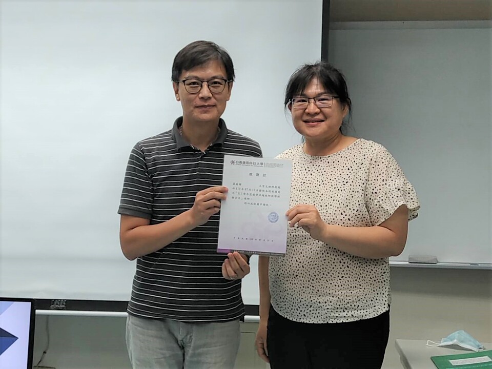 教學資源中心張瓊云主任(右)頒發感謝狀予王聖文助理教授(左)圖片