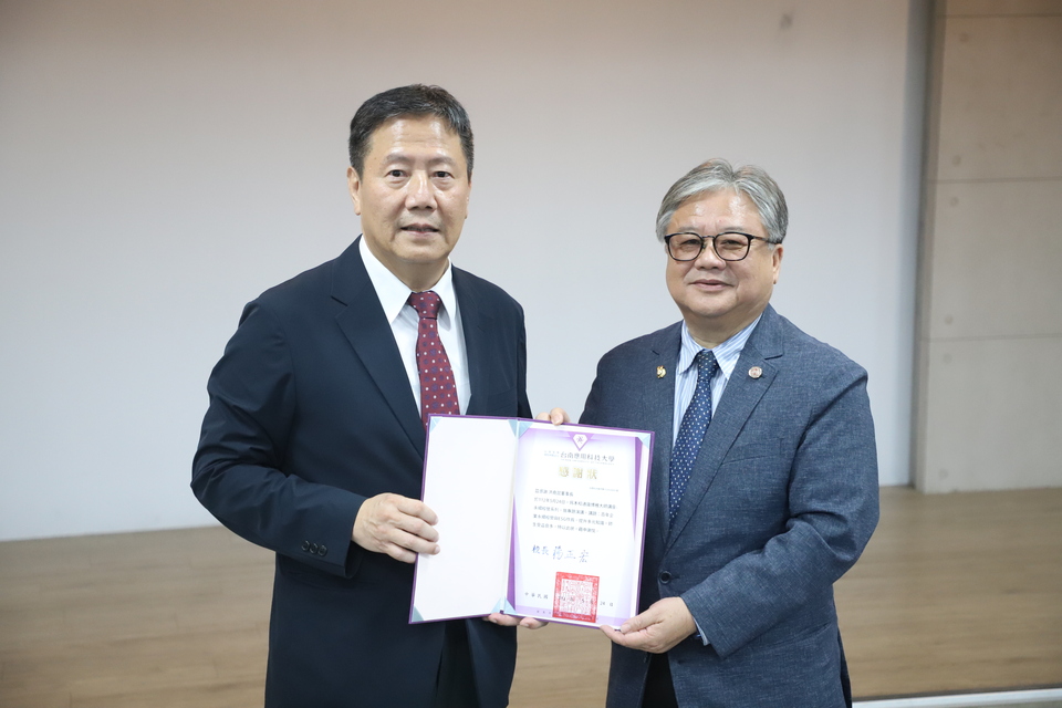 楊正宏校長代表台南應用科大向洪堯昆董事長贈予感謝狀圖片