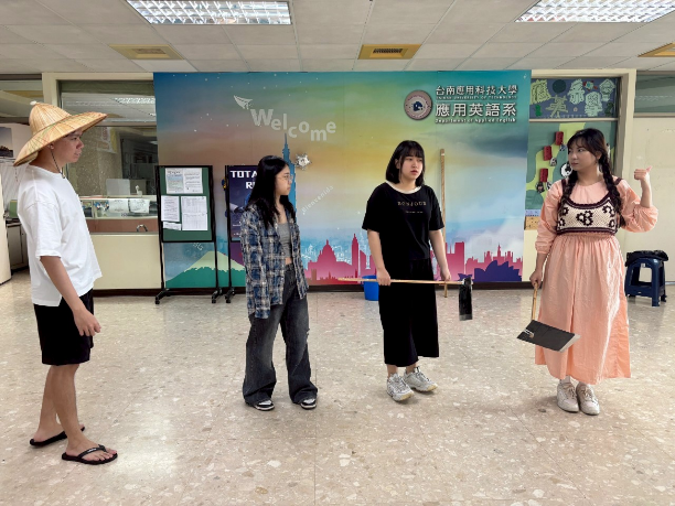 演員在校練習角色的對話及動作圖片
