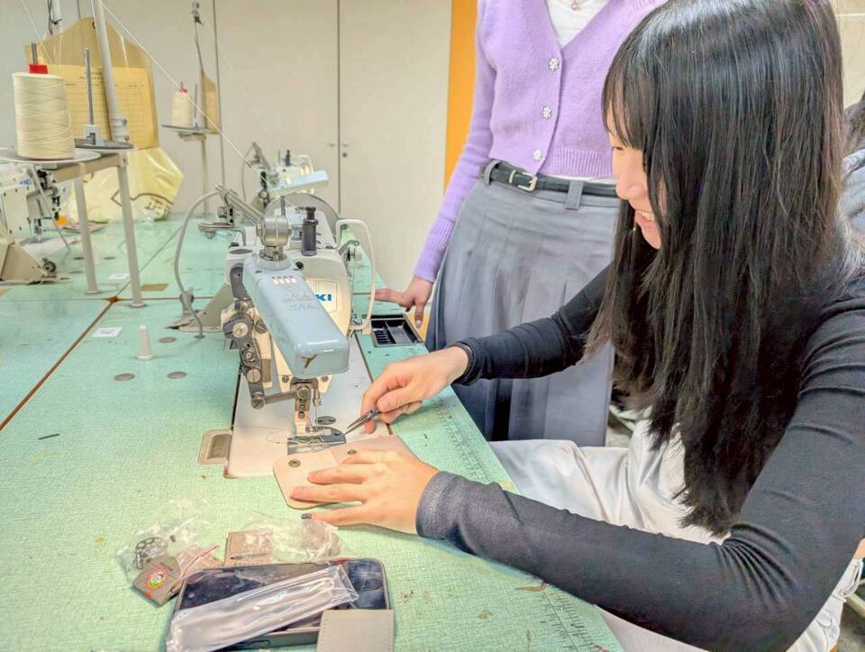 學生專心練習機縫皮件小物圖片