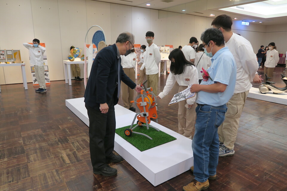 ｜111年｜【主軸B】 商品設計系-怪誕主義圖片