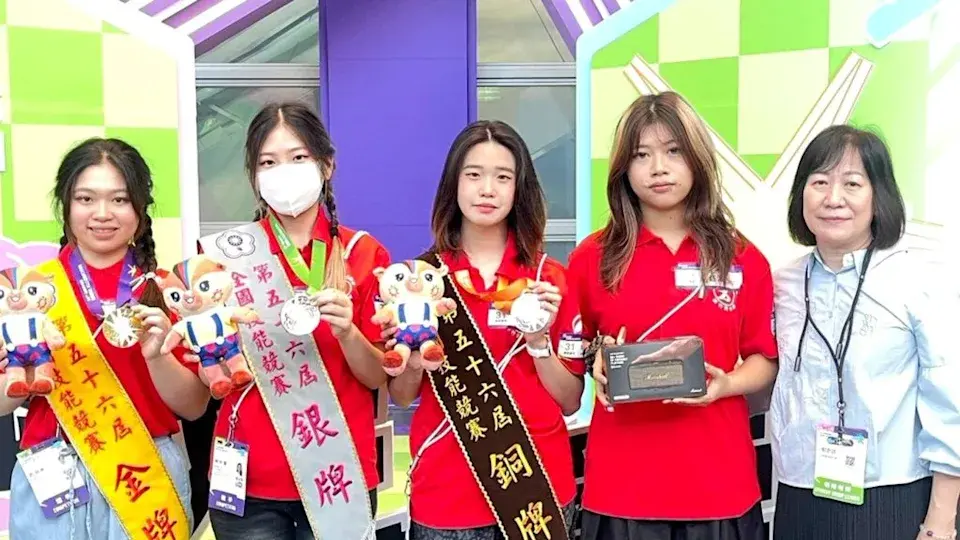 南應大服設系老師鄢思宜（右一）指導學生在全國技能競賽中，青現優異，拿下中式服裝一金、一銀及服裝創作銅牌。圖片