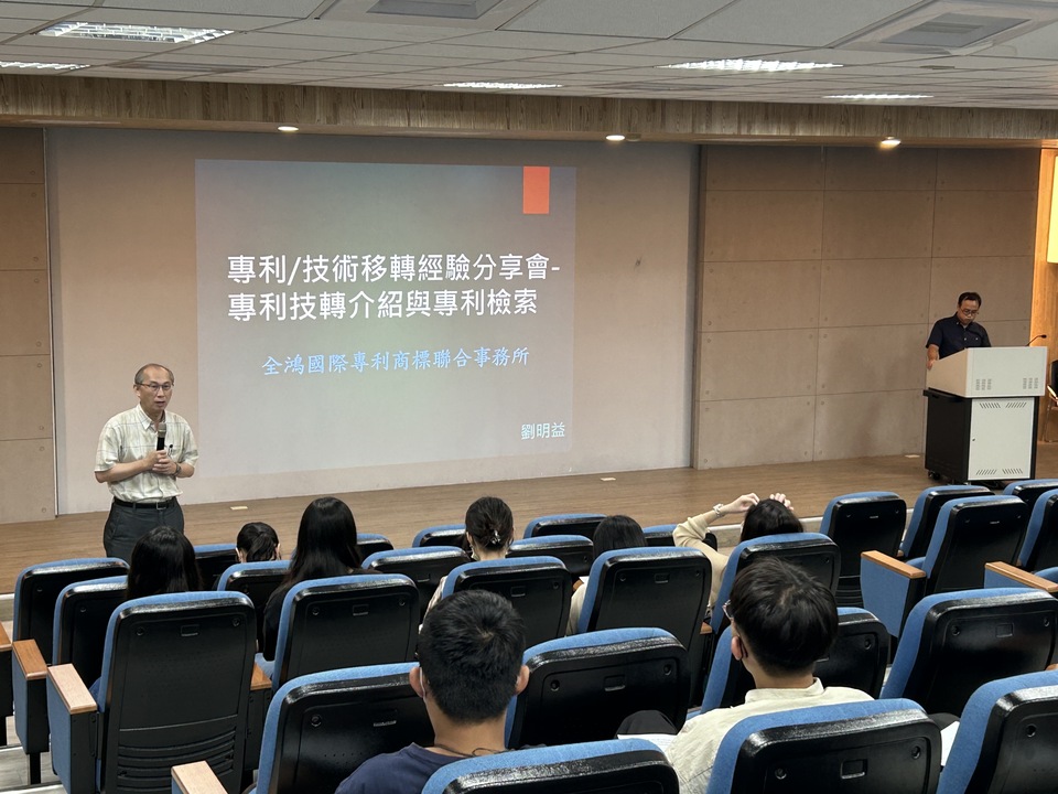 商設系成發主任勉勵學生認真學習，將所學活用至作品上。對同學會有很大的幫助。圖片
