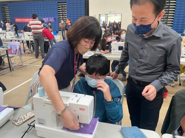 召集人廖元民主任教導孩子們刺繡體驗