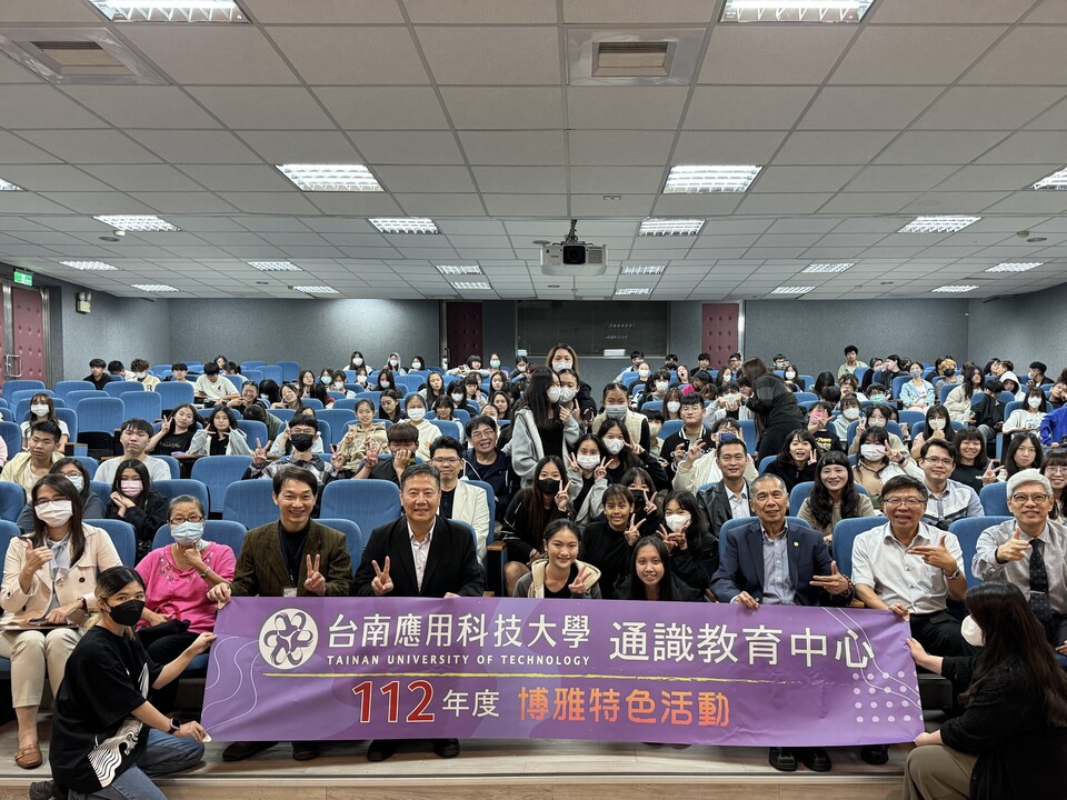 李順欽董事長與全體師生合影圖片