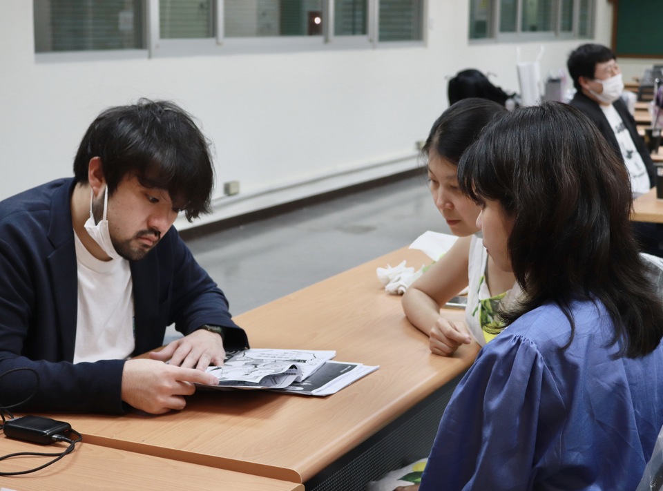廣谷聰編輯與學生討論圖片