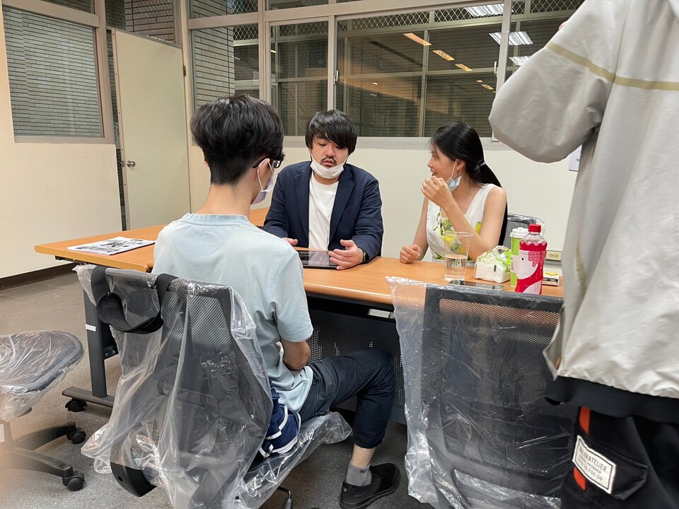 廣谷聰編輯與學生討論圖片