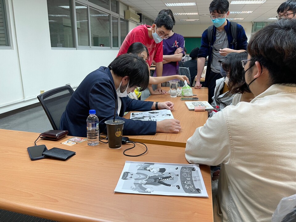 廣谷聰編輯與學生討論圖片