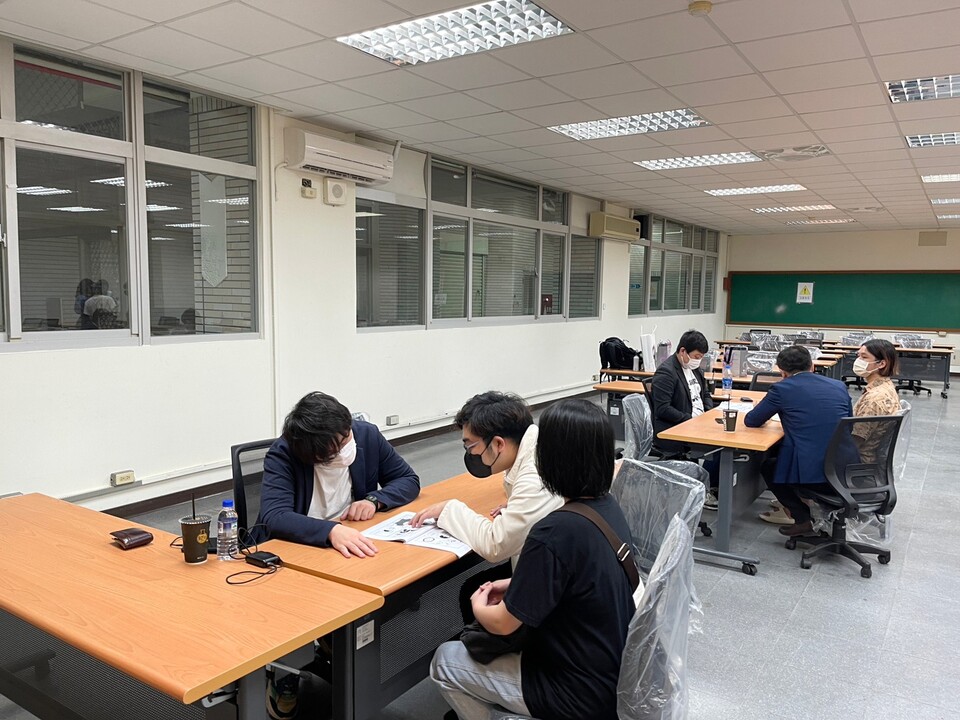 廣谷聰編輯與學生討論圖片