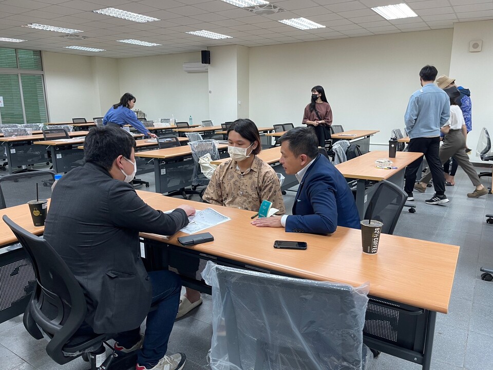 小松悠真副編輯長與學生討論圖片