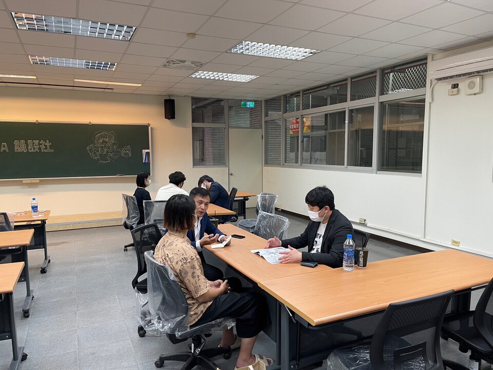 小松悠真副編輯長與學生討論圖片