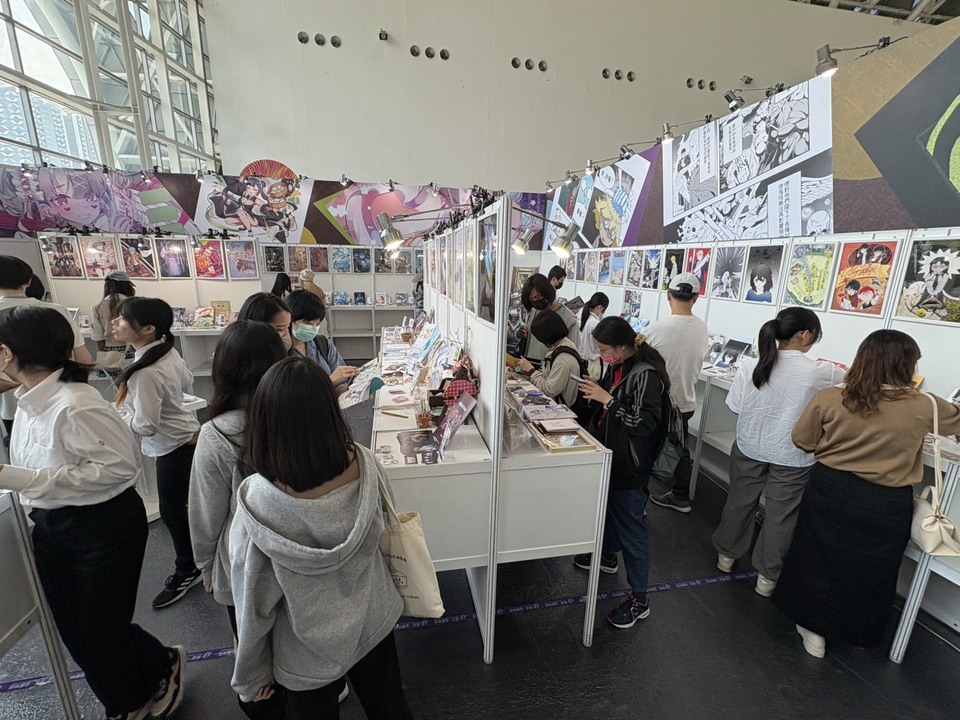漫畫系展區參觀學生及民眾圖片