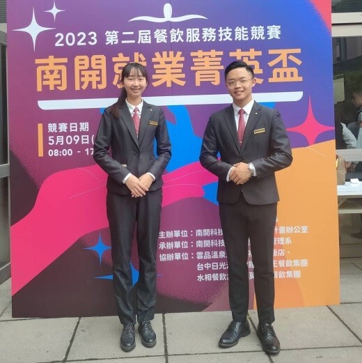 吳采芠同學(左)與林立恩同學(右)圖片