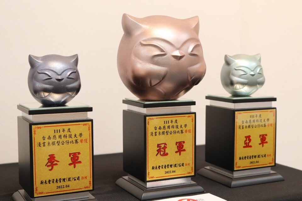 漫畫系3D工作室學生以3D列印技術製作獎杯，是由總召漫畫系大四生張晏同學設計。圖片