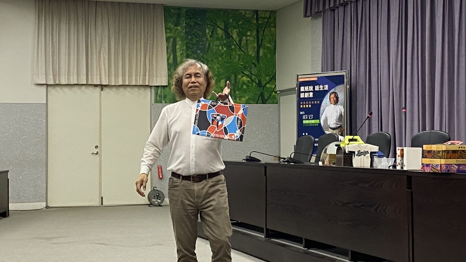 曹仲標經理向聽眾展示自己的包裝設計作品。圖片