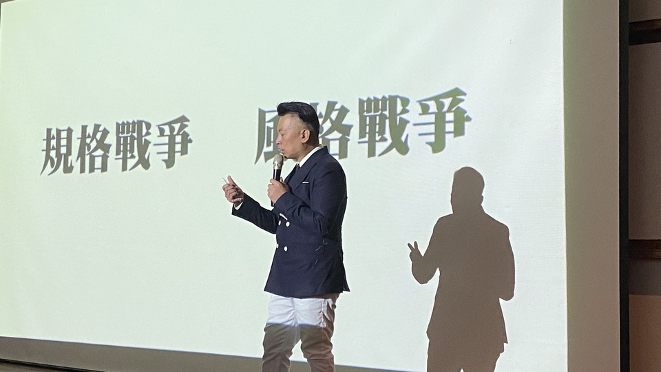 高文振創辦人向聽眾說明現在的設計策略與思考方向。圖片