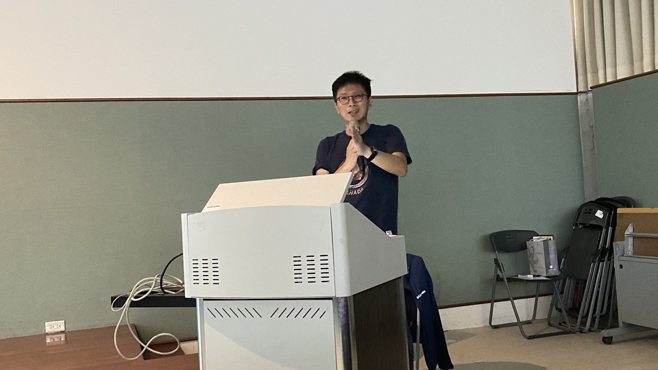 李哲光導演語重心長的與在座師生分享自己對於生命的體悟。圖片