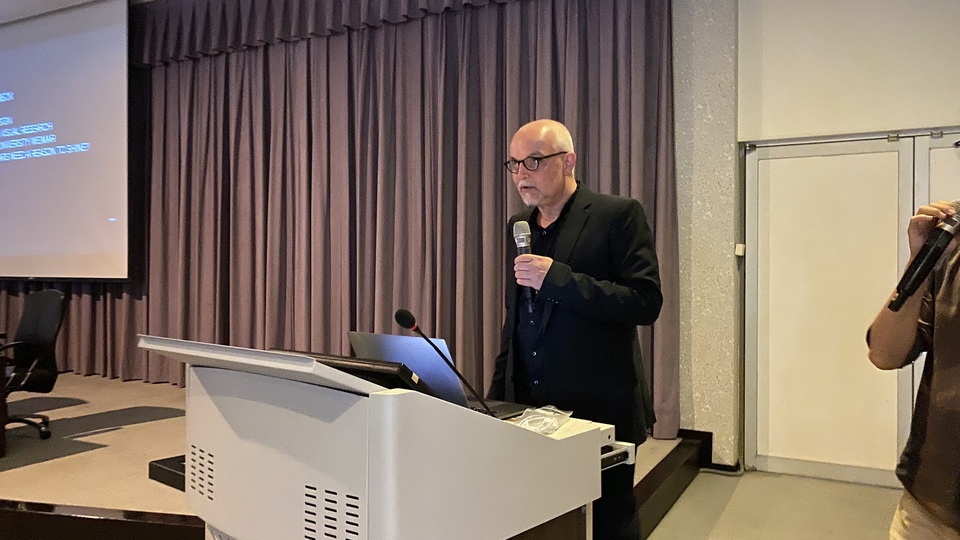 德國包浩斯大學Prof. Markus Weisbeck向現場聽眾介紹設計的思維與方法。圖片