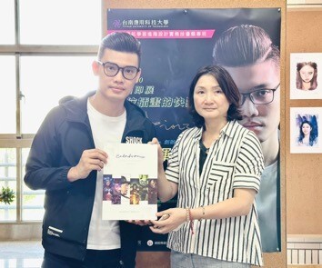 成果展開展與主任合影圖片