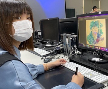 學生進行實作繪畫圖片