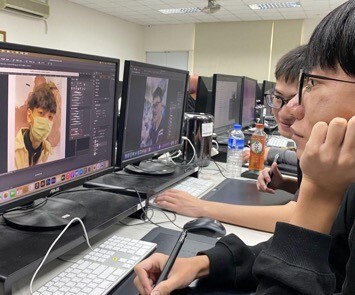 學生進行實作繪畫圖片